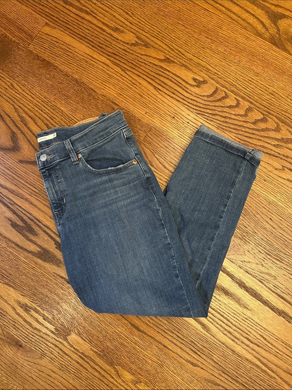 EUC Levi's Women's Boyfriend Jeans in Mid Blue Wash; 30